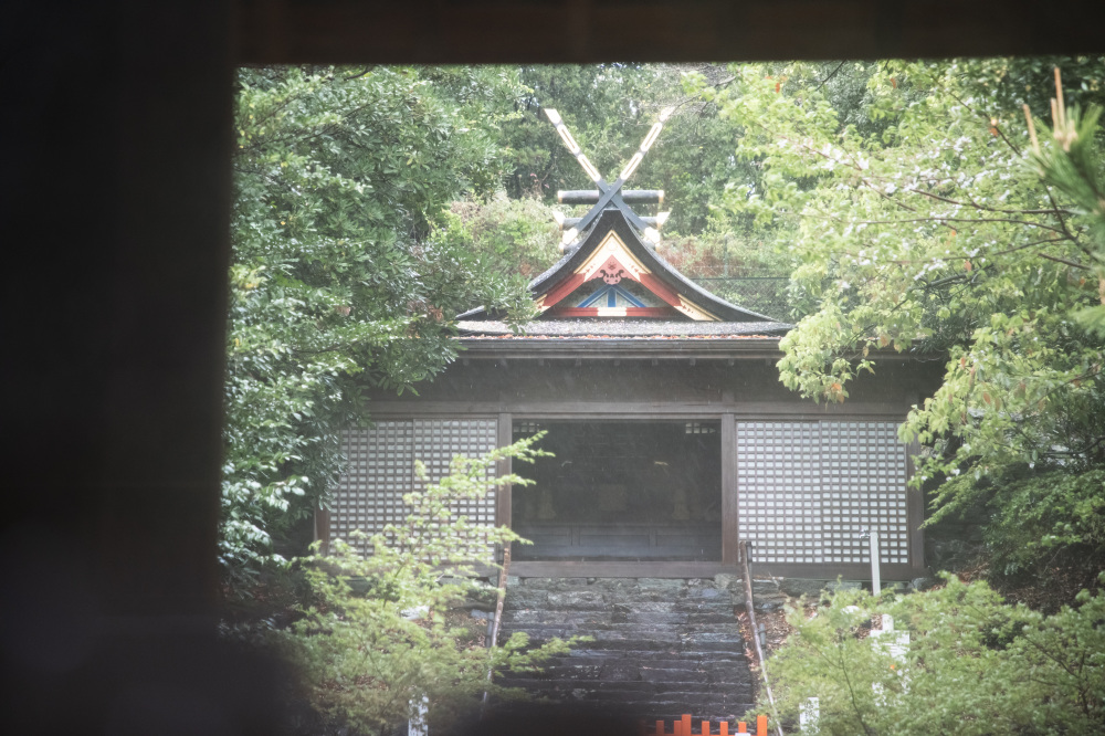 拝殿から望む御本殿