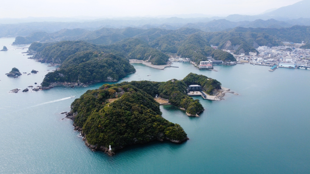 海に浮かぶ島の一軒宿