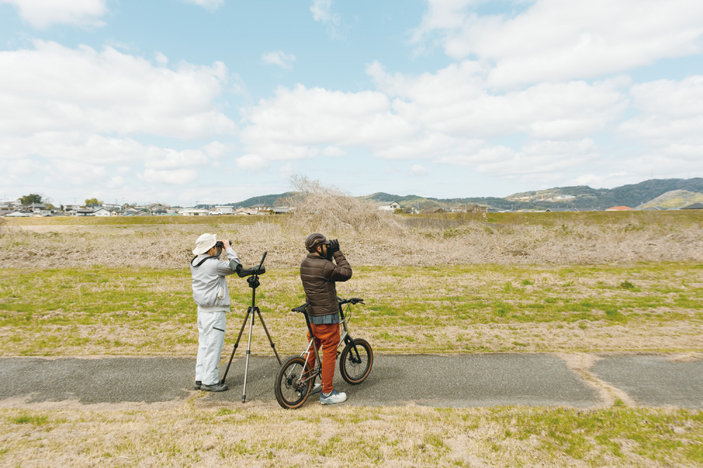 バードガイドを務めてくれた谷脇さんと、貴志川(紀の川の支流)上空を飛ぶ鳥たちを観察する