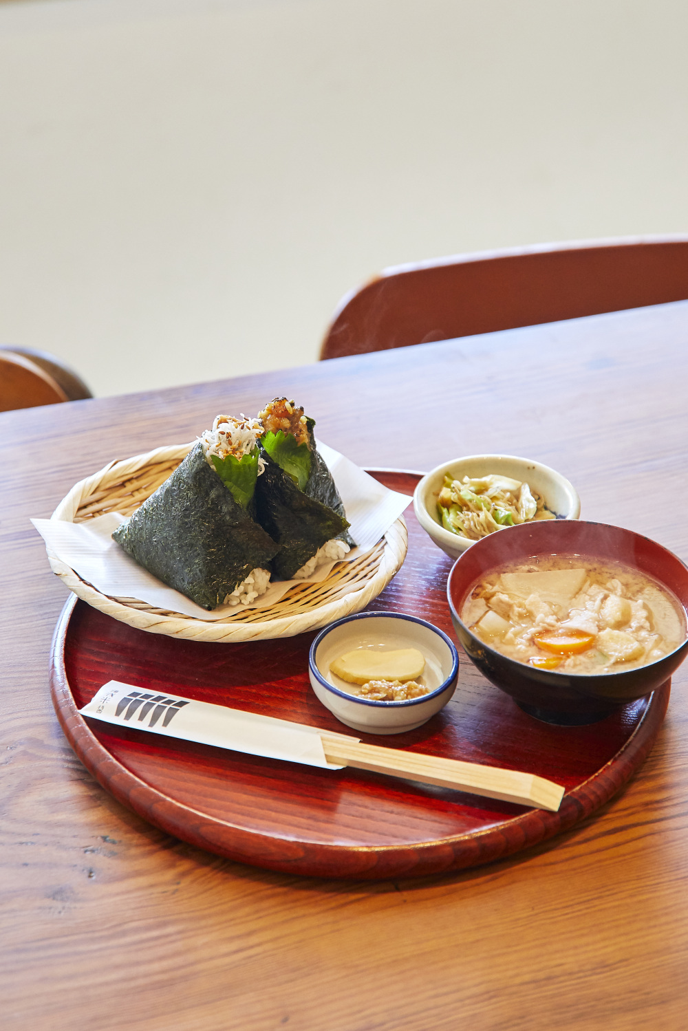選べるおむすび定食1,260円。ひらひら豚の具だくさん味噌汁、いなか漬け、金山寺味噌、小鉢付き。