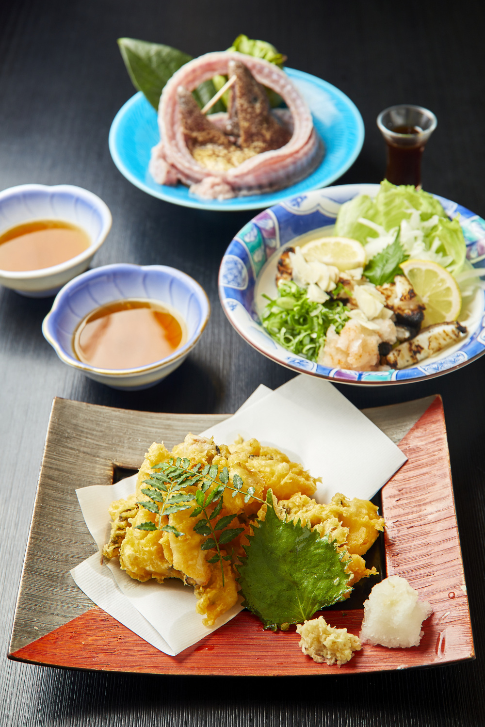 (手前)ウツボの天ぷら(奥)ウツボの炙り 各1,300円