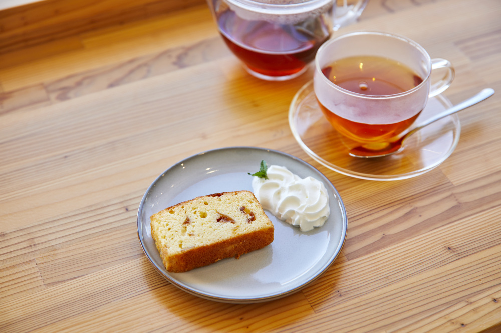 梅のパウンドケーキ350円、川添紅茶450円