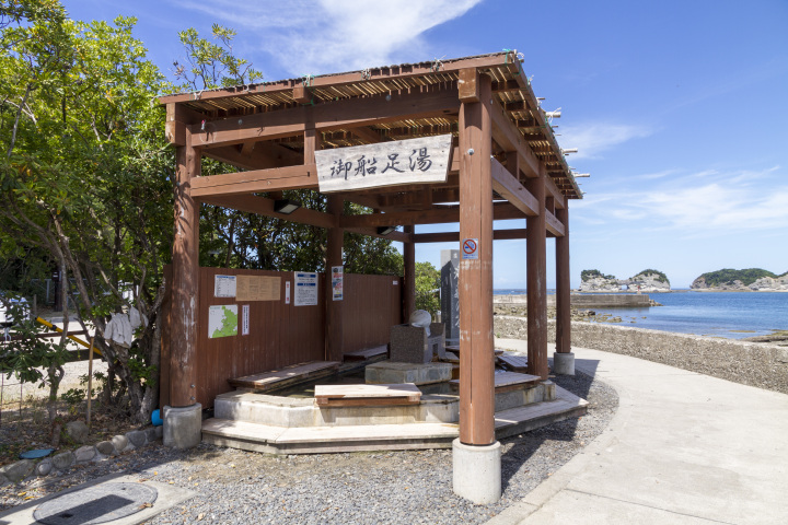 円月島や海を眺めながらの足湯は最高!