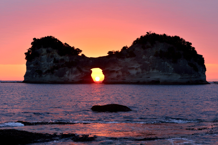 円月島に沈む夕日も注目ポイントです!