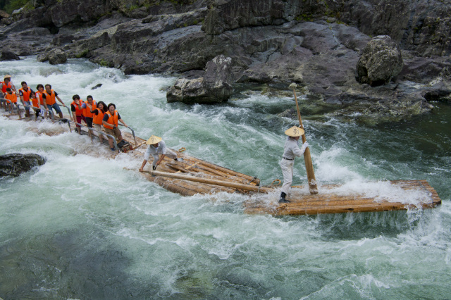 日本でここだけ！川を筏で下る大迫力のアクティビティ