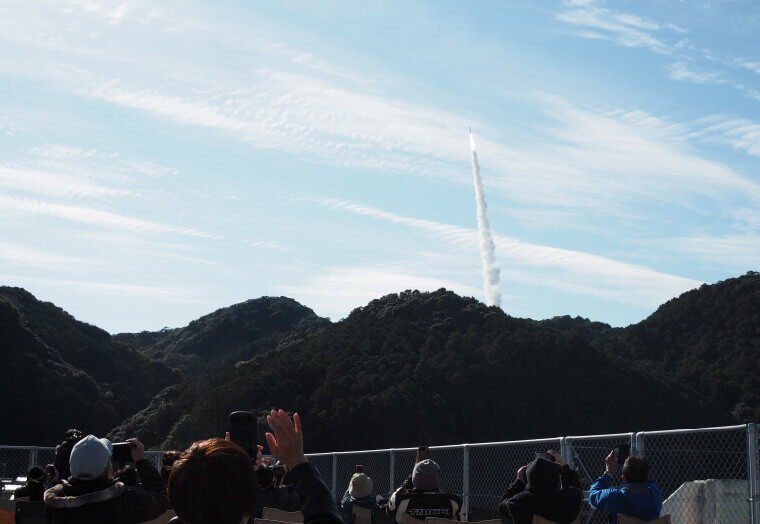カイロスロケット２号機打上げ時の旧浦神小学校の様子　提供：スペースポート紀伊周辺地域協議会