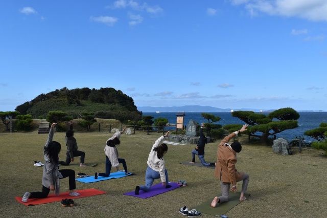 番所庭園でヨガ体験／（一社）和歌山市観光協会