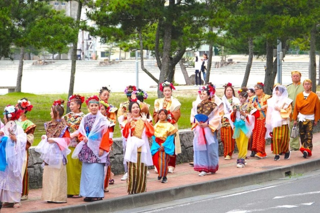 お湯の恵みに感謝する献湯祭に時代衣装を着て参列体験／（一社…