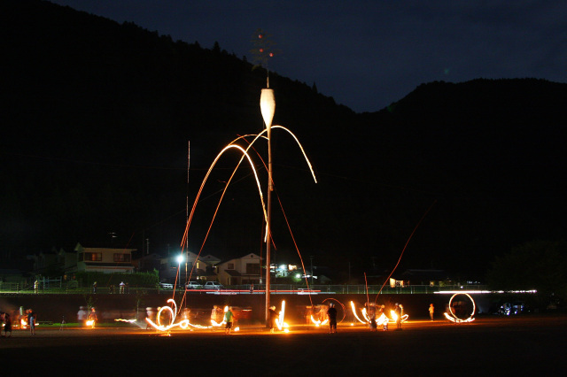 北山村の夏の風物詩「柱松」～火の玉が夜空を駆ける、幻想の一…