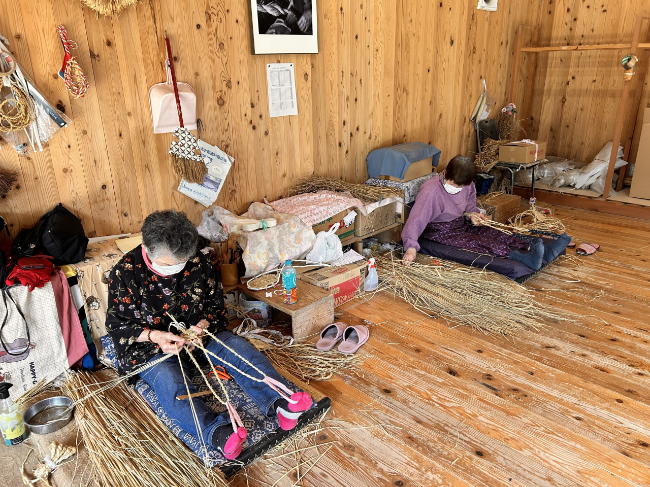 わら工房にて草履を作っています