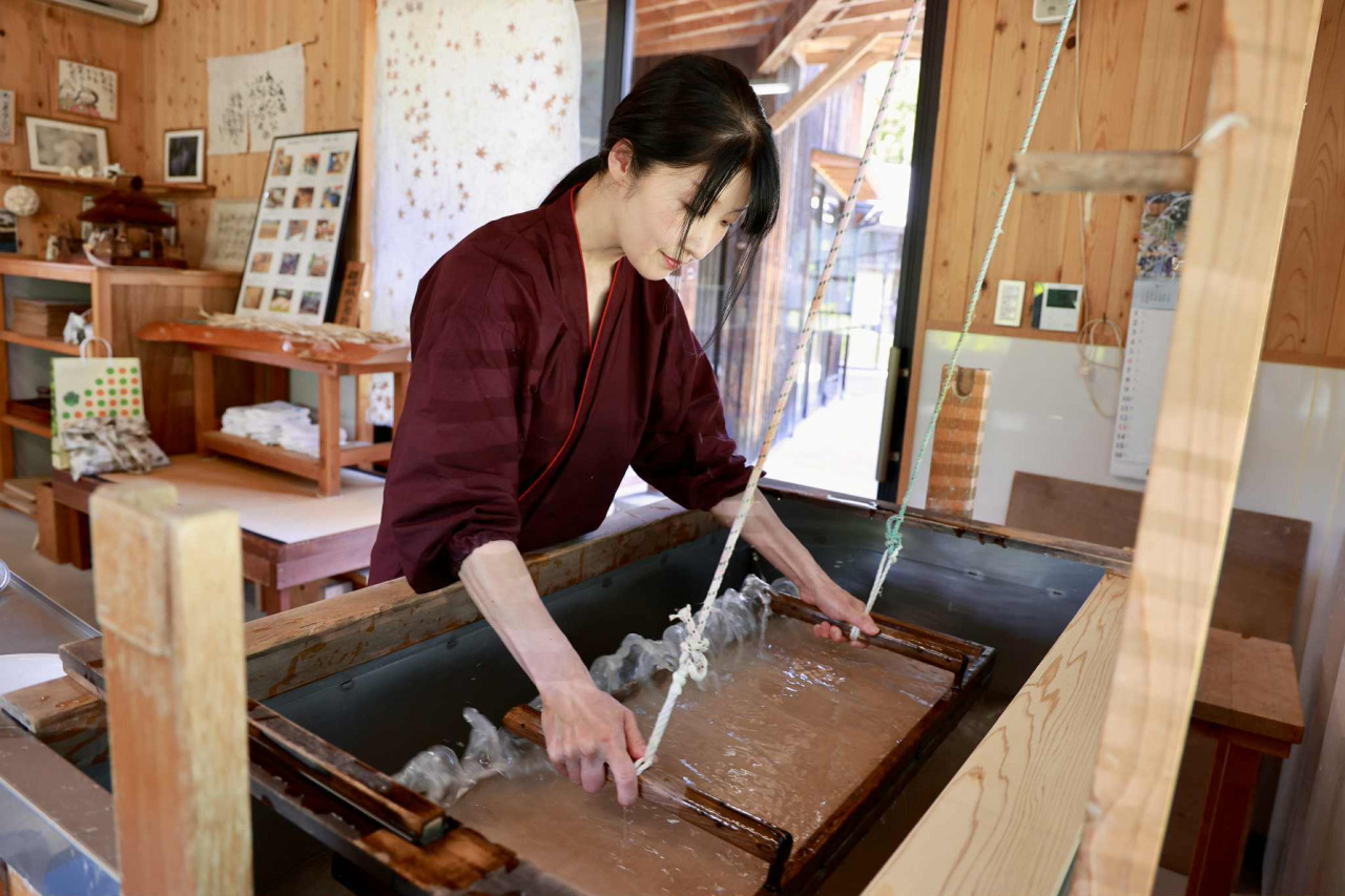 職人が一枚一枚丁寧に漉きます