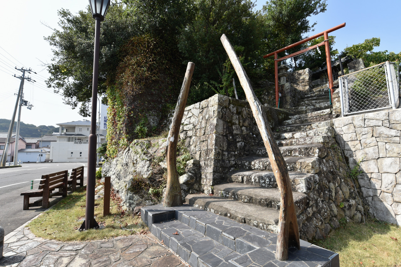 2代目(2019年)に創建された鯨骨鳥居