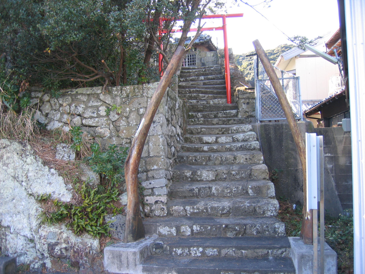 2代目(2019年)に創建された鯨骨鳥居