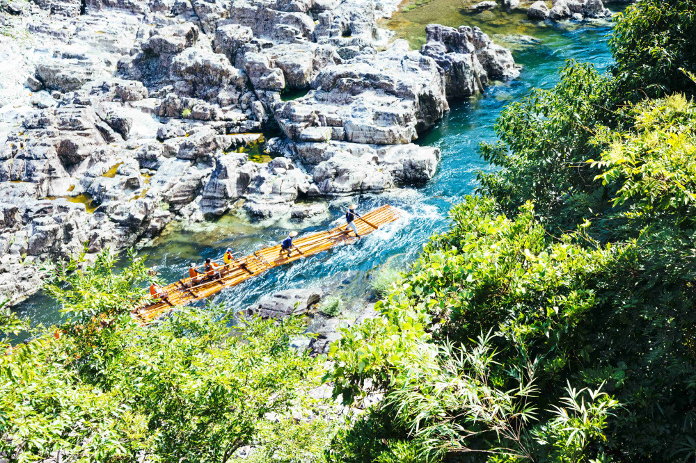 2026年5月3日から9月30日まで！北山川観光筏下りが楽しめる！！花粉症も邪気も吹き飛ばす“秘境”北山村へ